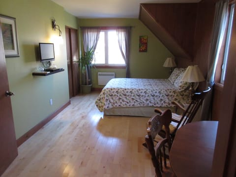 Classic Room, 1 Queen Bed | 3 bedrooms, premium bedding, Select Comfort beds, soundproofing