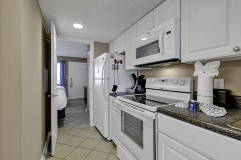 Comfort Condo, 1 Bedroom, Balcony, Beach View | Private kitchen | Fridge, microwave, oven, stovetop