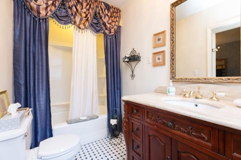 Premium Room, 1 King Bed (Mrs. Boggs Suite) | Bathroom | Free toiletries, hair dryer, towels