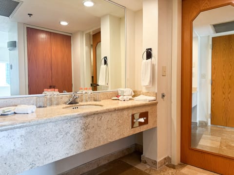 Junior Suite, 1 King Bed | Bathroom | Shower, rainfall showerhead, free toiletries, hair dryer