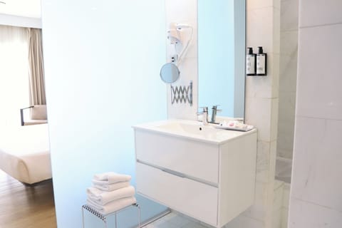 Superior Room, Terrace | Bathroom | Hair dryer, bidet, towels