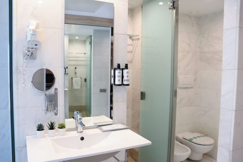 Standard Double or Twin Room | Bathroom | Hair dryer, bidet, towels