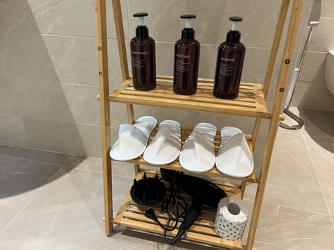 Deluxe Room | Bathroom | Shower, hair dryer, slippers, towels