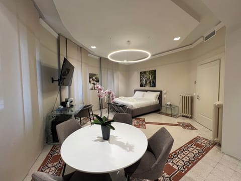 Comfort Studio Suite, 1 King Bed, City View | In-room safe, desk, free WiFi