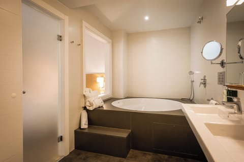 Superior Double Room, Hot Tub | Bathroom | Free toiletries, hair dryer, towels