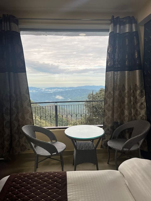 Superior Single Room, Mountain View | In-room dining