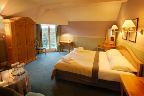 Double Room | Minibar, in-room safe, desk, iron/ironing board