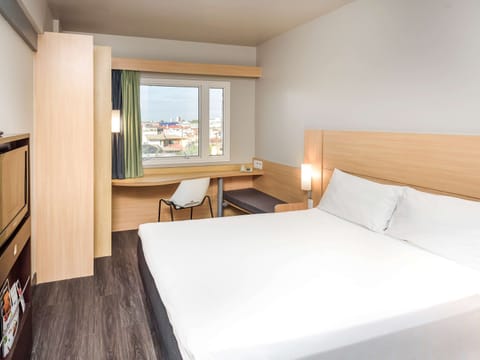 Room, 1 Double Bed | Minibar, in-room safe, desk, soundproofing