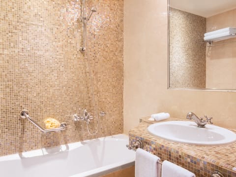 Combined shower/tub, free toiletries, hair dryer, bathrobes