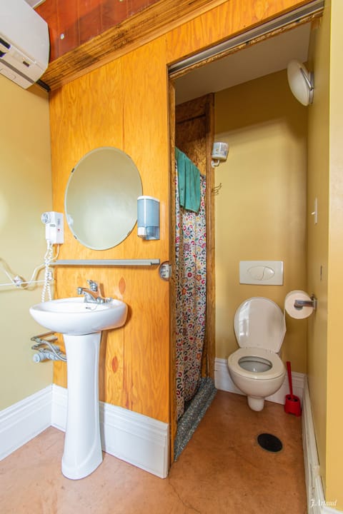Economy Double Room with Private Bathroom Semi-Basement | Bathroom | Towels
