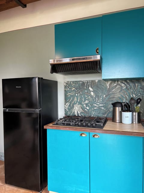 Deluxe Cottage, 2 Bedrooms, Garden View | Private kitchenette | Fridge, microwave, stovetop, coffee/tea maker