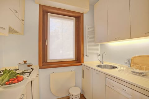 Family Apartment, 2 Bedrooms (Appartamento Fraiteve Ski In Ski Out) | Private kitchen | Fridge, oven, stovetop, dishwasher