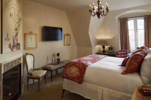 Room, 1 King Bed | Premium bedding, down comforters, minibar, in-room safe