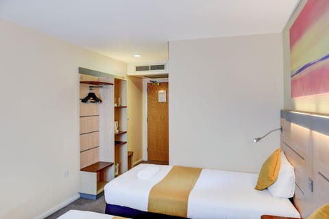 Standard Twin Room, 2 Twin Beds | Desk, laptop workspace, iron/ironing board, bed sheets