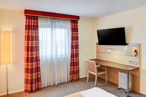 Room, 1 Double Bed, Accessible Bathtub | Desk, laptop workspace, iron/ironing board, bed sheets