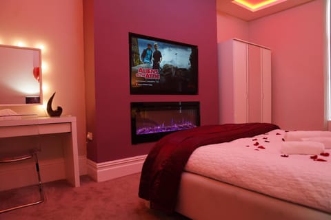 Apartment | 2 bedrooms, free wired internet, bed sheets