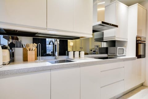 Apartment | Private kitchen | Fridge, microwave, oven, stovetop