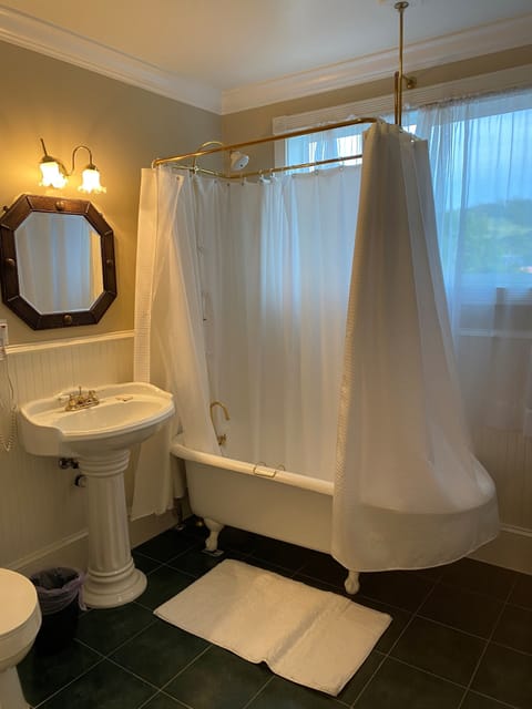 Combined shower/tub, deep soaking tub, free toiletries, hair dryer