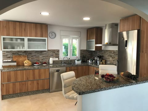 very well equipped kitchen