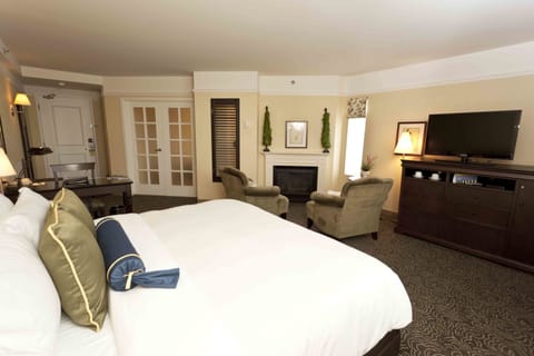 Grand Room, 1 King Bed | Premium bedding, pillowtop beds, minibar, in-room safe