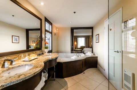 Deluxe Room, 1 King Bed | Bathroom | Eco-friendly toiletries, hair dryer, towels