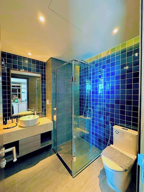 Premium Studio Suite, Beach View | Bathroom | Shower, rainfall showerhead, free toiletries, hair dryer