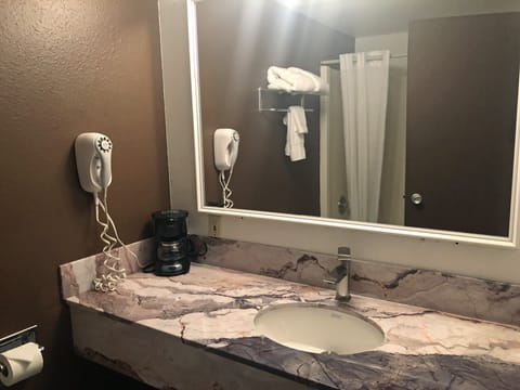 Standard Room, 1 King Bed, Non Smoking | Bathroom | Towels