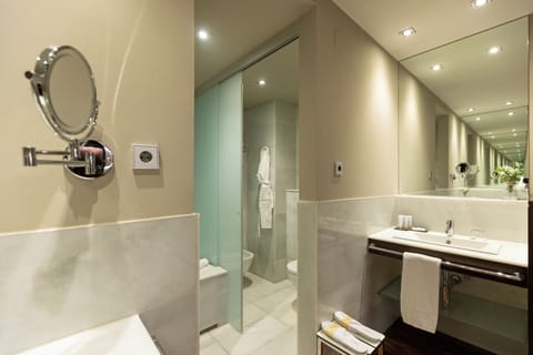 Premium Double Room | Bathroom | Deep soaking tub, free toiletries, hair dryer, bathrobes
