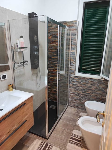 Quadruple Room | Bathroom | Shower, free toiletries, hair dryer, towels