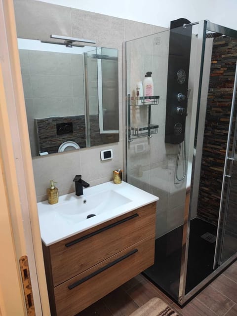 Quadruple Room | Bathroom | Shower, free toiletries, hair dryer, towels