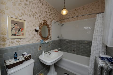 Horace Suite | Bathroom | Combined shower/tub, free toiletries, hair dryer, towels