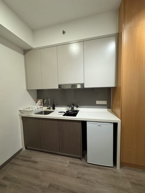 Economy Apartment, 1 King Bed, City View | Private kitchenette | Microwave, stovetop, cookware/dishes/utensils