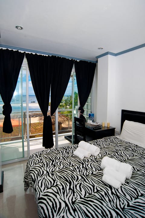 Deluxe Room, Ocean View | Hypo-allergenic bedding, minibar, in-room safe, desk