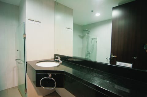 Deluxe Airconditioning | Bathroom | Shower, free toiletries, hair dryer, slippers