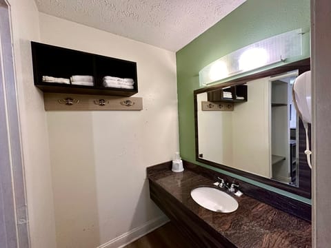 Standard Room, 1 King Bed | Bathroom | Bathtub, towels