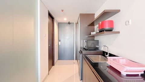 Deluxe Studio | Private kitchen | Fridge, microwave, rice cooker