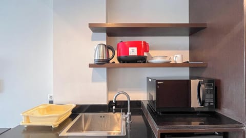 Deluxe Studio | Private kitchen | Fridge, microwave, rice cooker