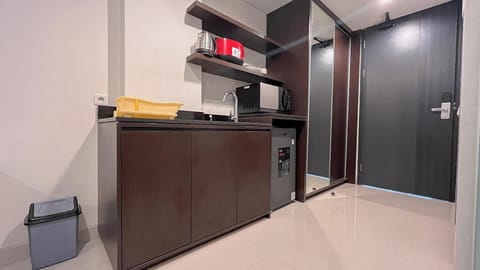 Deluxe Studio | Private kitchen | Fridge, microwave, rice cooker