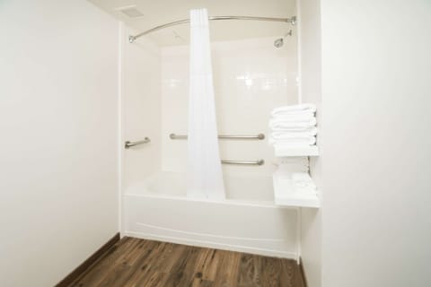 Room, 1 King Bed, Accessible, Non Smoking | Bathroom | Bathtub, free toiletries, hair dryer, towels