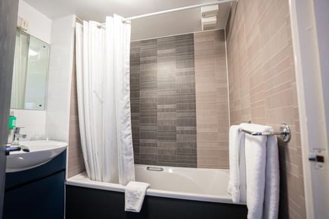 Classic Twin Room | Bathroom | Free toiletries, hair dryer, towels