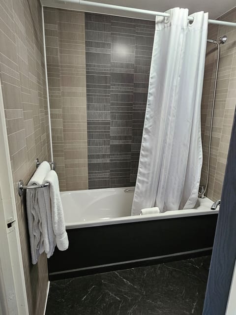 Classic Double Room | Bathroom | Free toiletries, hair dryer, towels