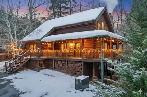 Outdoor dining two wraparound decks, fire pit and renovated game room!