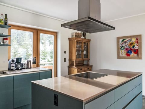 Cabinetry, Countertop, Property, Picture Frame, Kitchen, Wood, Interior Design, Kitchen Stove, Kitchen Appliance, Architecture