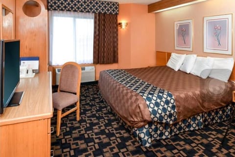 Room, 1 King Bed, Non Smoking | Iron/ironing board, free WiFi, alarm clocks