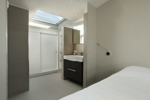 Penthouse, 2 Bedrooms, Terrace, City View | Bathroom | Rainfall showerhead, free toiletries, hair dryer, towels