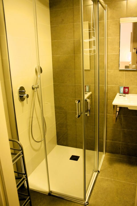 Shower, rainfall showerhead, free toiletries, hair dryer