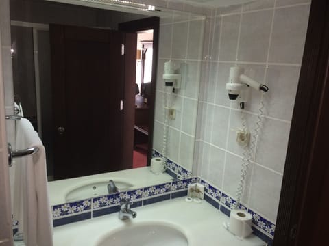 Family Room | Bathroom | Combined shower/tub, free toiletries, hair dryer, towels