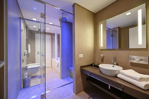 King, Suite, 1 Bedroom | Bathroom | Separate tub and shower, free toiletries, hair dryer, bathrobes