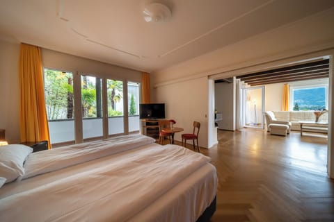 Lake-View Suite with Terrace and external private bathroom - Villa Giuliano | Hypo-allergenic bedding, minibar, in-room safe, desk