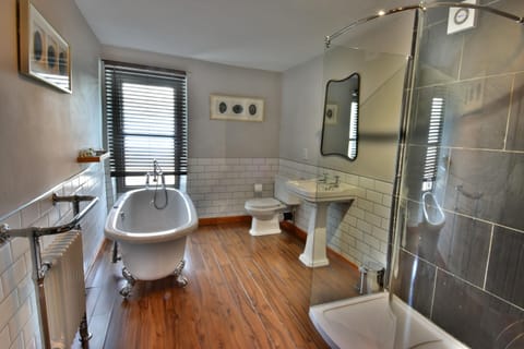 Superior Suite, Ensuite, Courtyard View | Bathroom